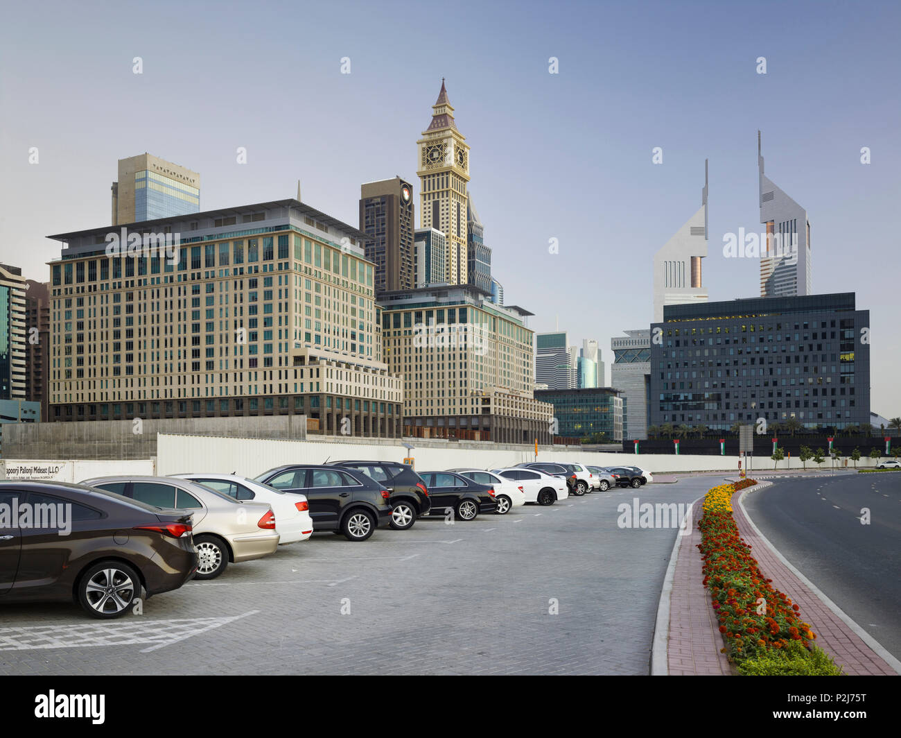 Al Sa'ada Street e Emirates Towers, Dubai, unisce Emirati Arabi, EMIRATI ARABI UNITI Foto Stock