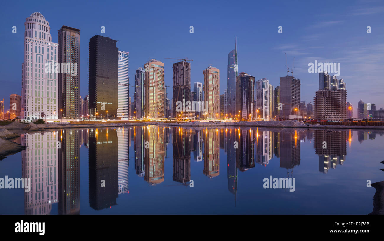 Grattacieli, Mohammed Ibrahim Tower, Jumeirah Lakes Towers, Dubai, unisce Emirati Arabi, EMIRATI ARABI UNITI Foto Stock