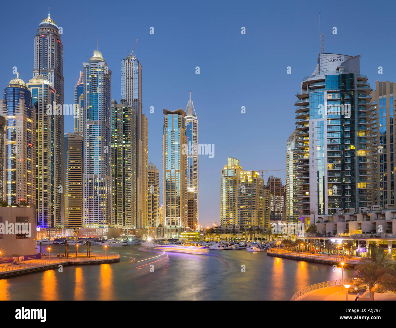 Barche nel porto di Marina di Dubai e grattacieli, Dubai, unisce Emirati Arabi, EMIRATI ARABI UNITI Foto Stock