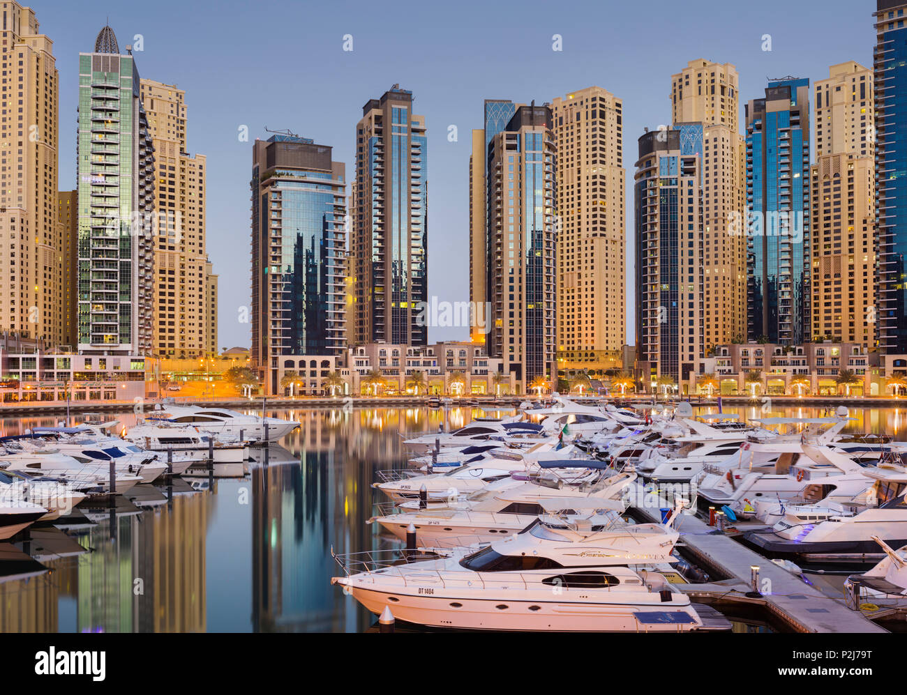 Barche nel porto di Marina di Dubai e grattacieli, Dubai, unisce Emirati Arabi, EMIRATI ARABI UNITI Foto Stock