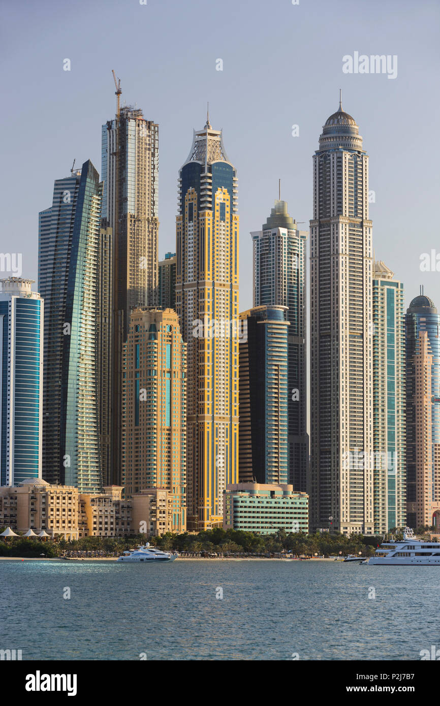Grattacieli di Dubai Marina da Palm Jumeirah, Dubai, unisce Emirati Arabi, EMIRATI ARABI UNITI Foto Stock