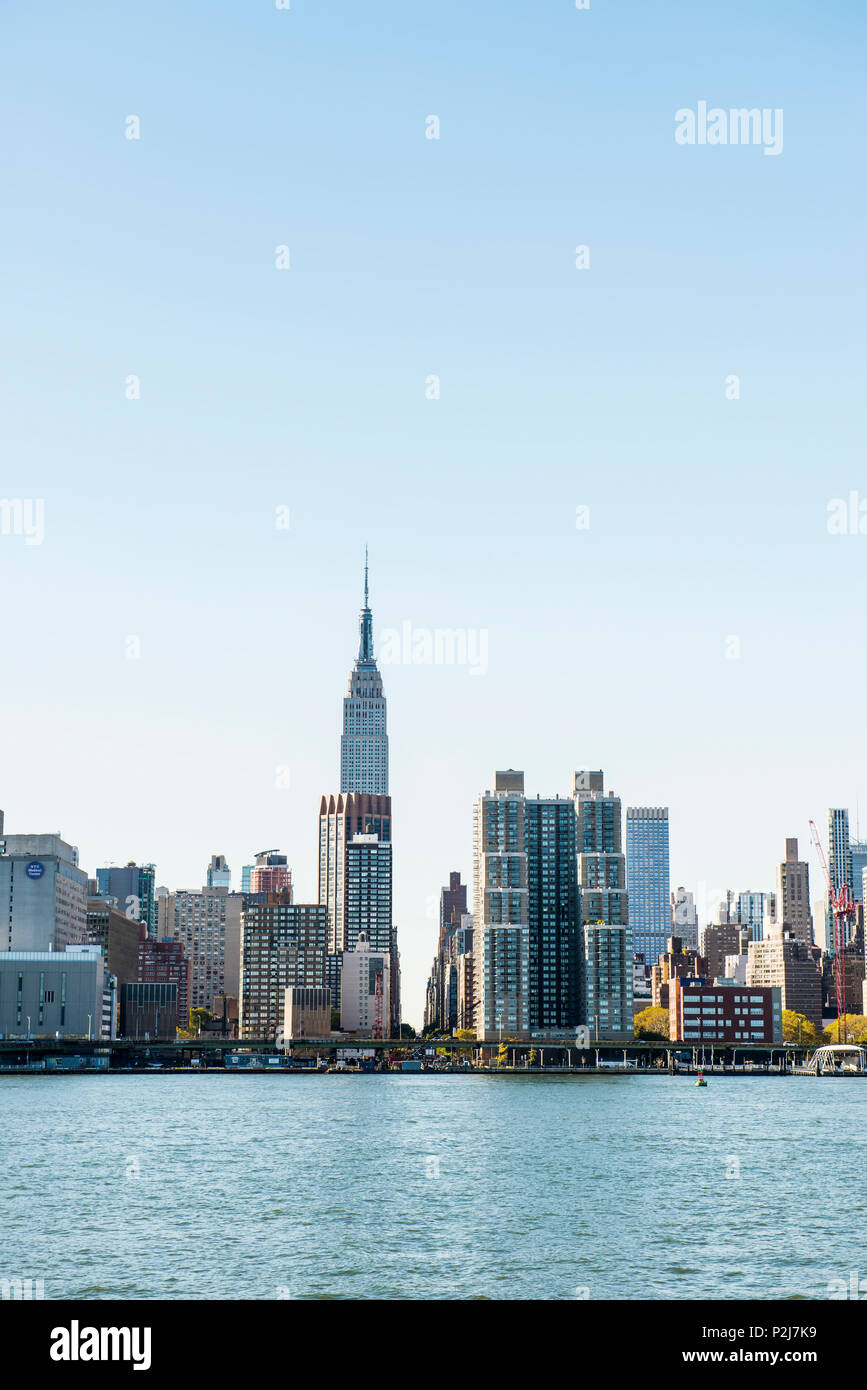 Skyline di Manhattan e East River, Manhattan, New York, Stati Uniti d'America Foto Stock