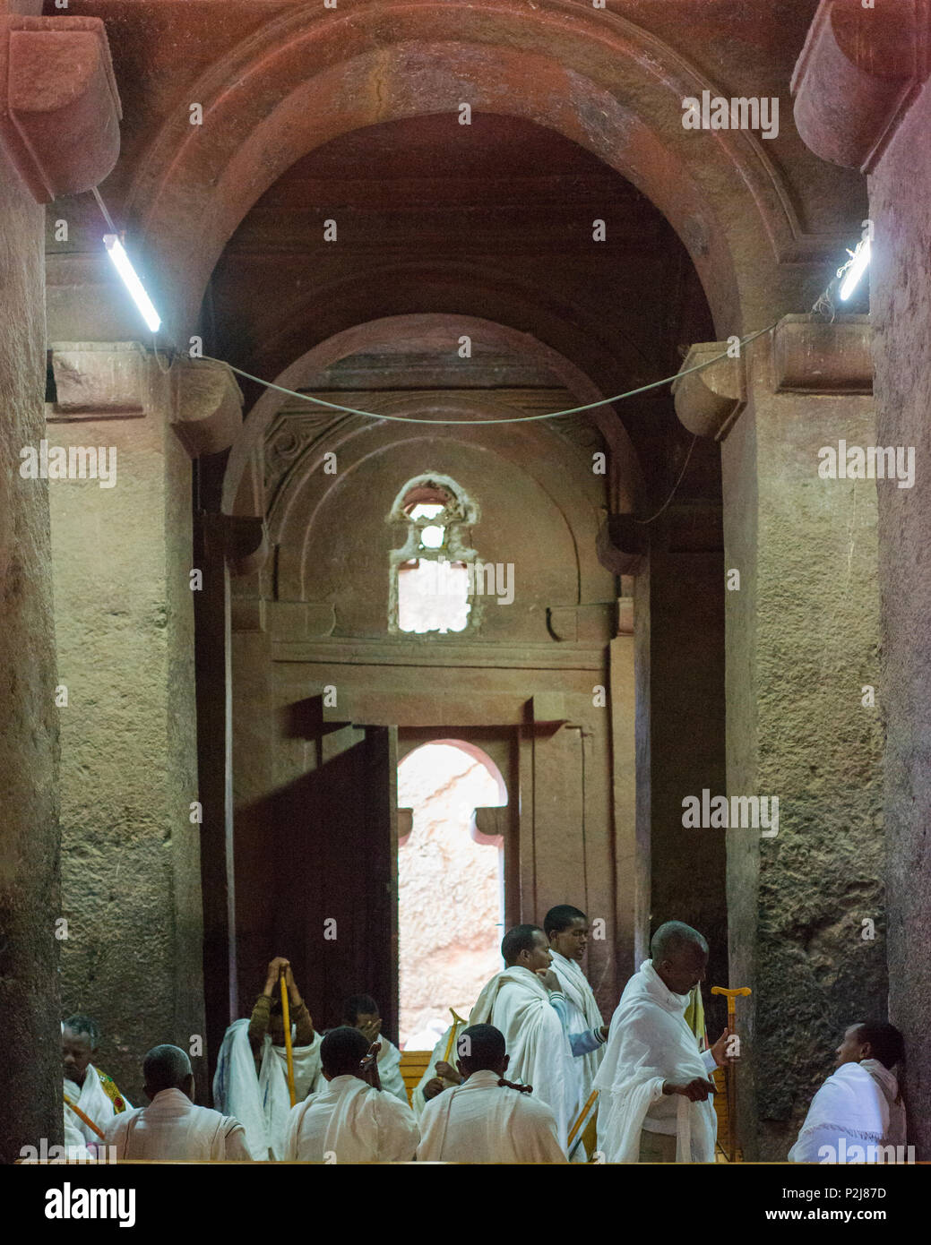 Pregano gli uomini all'interno di una chiesa rupestre di Lalibela. Foto Stock