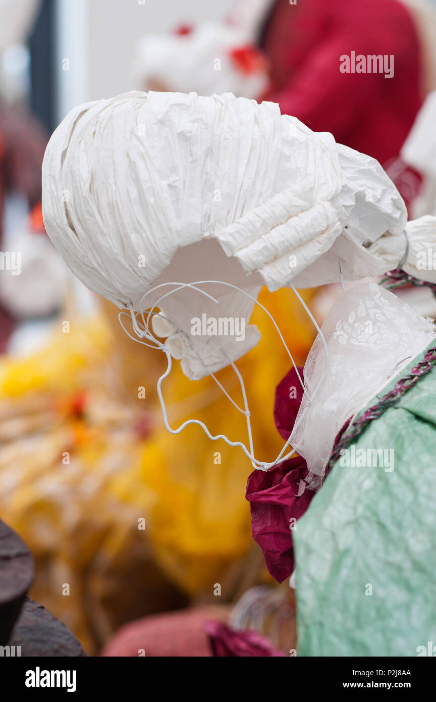 Manichini di carta da indossare stile settecento parrucca Foto Stock