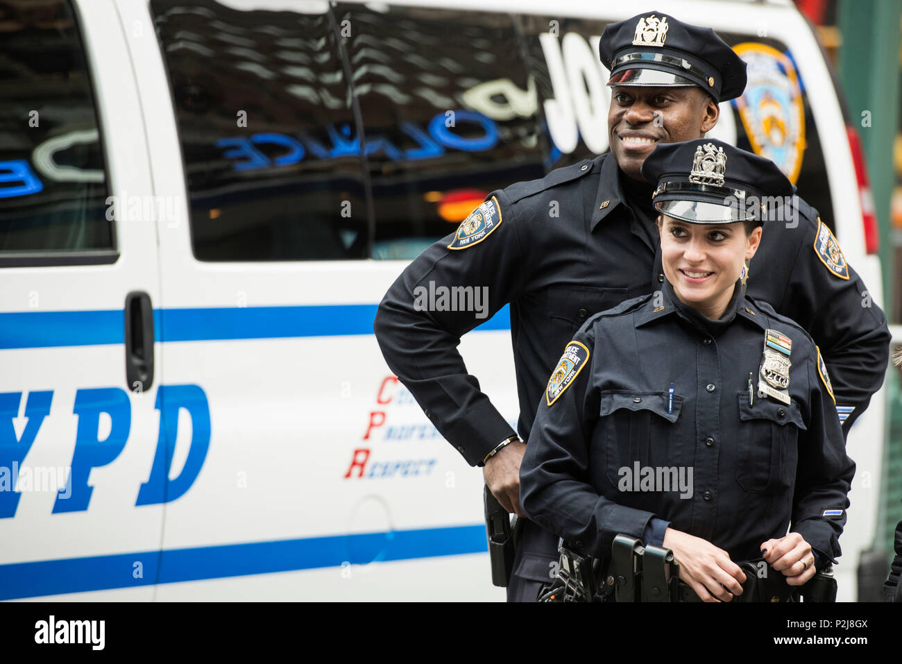 Gli ufficiali di polizia a Times Square, Broadway, Manhattan, New York, Stati Uniti d'America Foto Stock