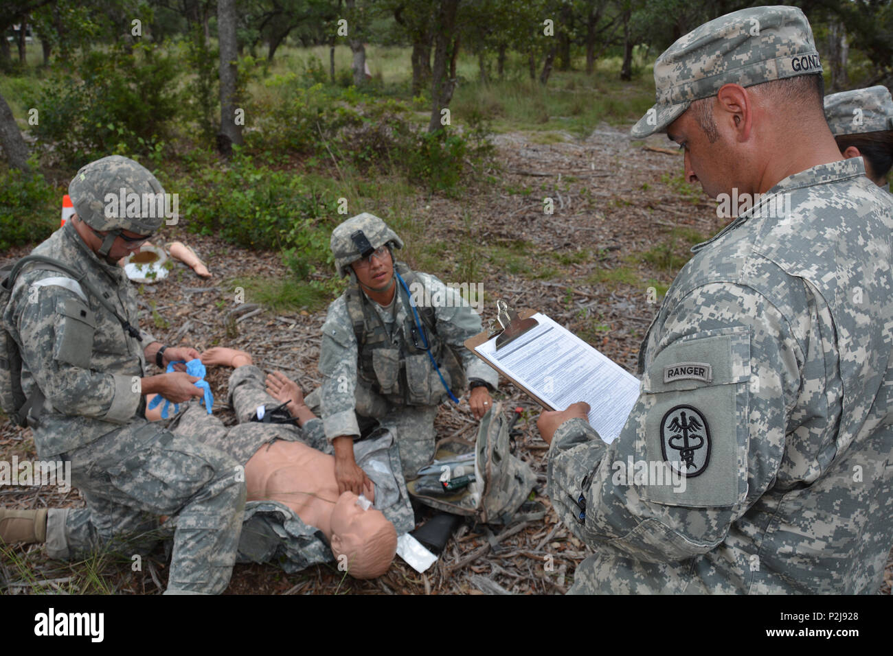 Livellatrici guardare molto attentamente il personale di prima classe e Jose Perez e 1Lt. Samuel Chase dall esercito di erbaccia Comunità Ospedale come valutare una simulazione di incidente durante la salute regionale Command-Central (provvisorio) 2016 Best Medic concorrenza a Camp Bullis, Texas, Sett. 21, 2016. (U.S. Esercito foto di Robert T. scudi/rilasciato) Foto Stock