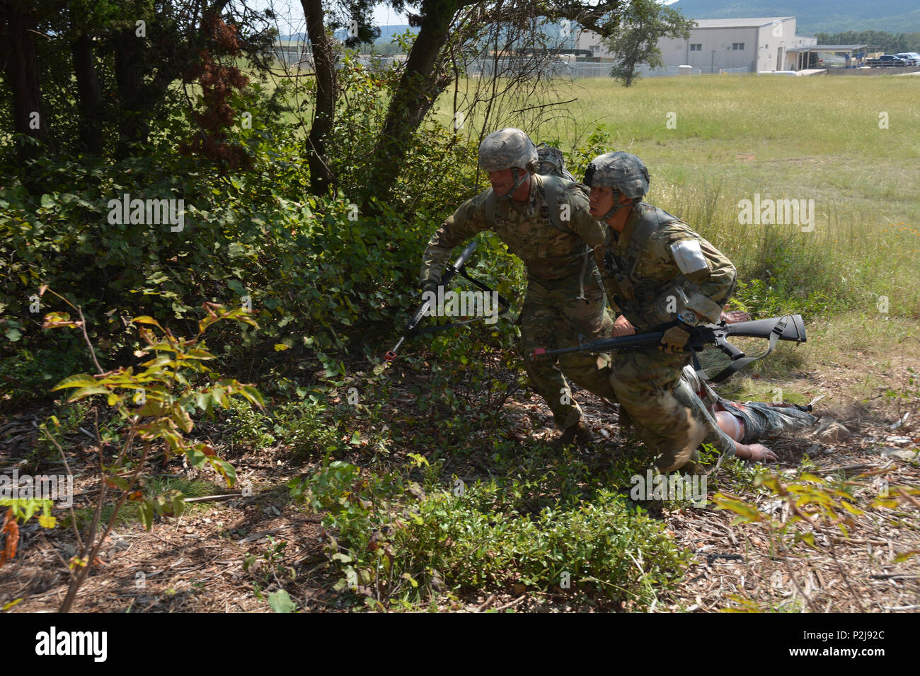 Sgt. 1. Classe Stephen Eisele e 1Lt. Chi Wing Pang da Brooke Army Medical Center trascinare una simulazione di incidente per la sicurezza durante la salute regionale Command-Central (provvisorio) 2016 Best Medic concorrenza a Camp Bullis, Texas, Sett. 21, 2016. Il combattimento medic lane prove la capacità dei candidati di eseguire casualty care nonché la loro capacità di evacuare i feriti. (U.S. Esercito foto di Robert T. scudi/rilasciato) Foto Stock