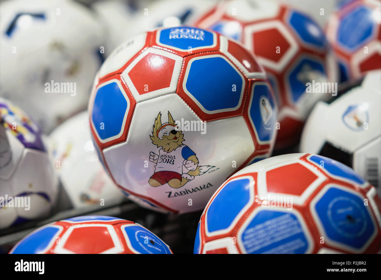 Mosca, Russia - giugno, 14, 2018: pallone da calcio con il logo della Coppa del Mondo FIFA 2018, FIFA Fan Fest nella gazzetta mundial negozio di souvenir Foto Stock
