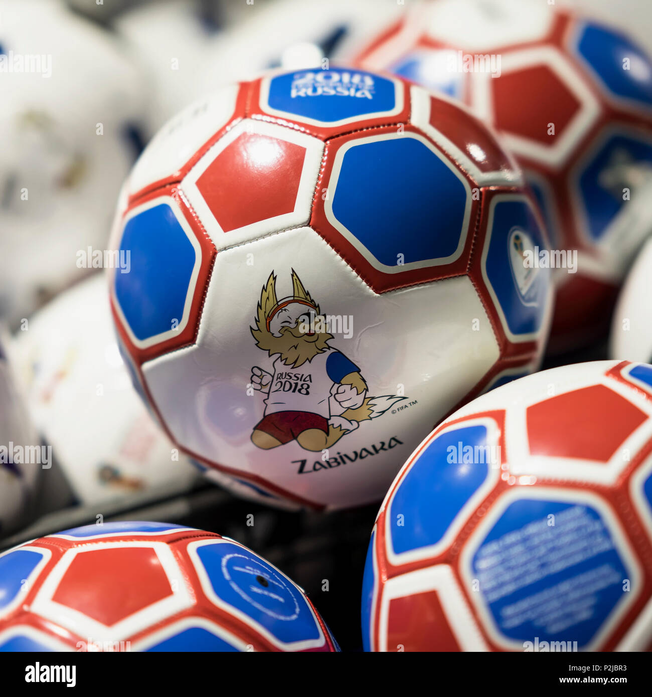 Mosca, Russia - giugno, 14, 2018: pallone da calcio con il logo della Coppa del Mondo FIFA 2018, FIFA Fan Fest nella gazzetta mundial souvenir shop, quadrato Foto Stock