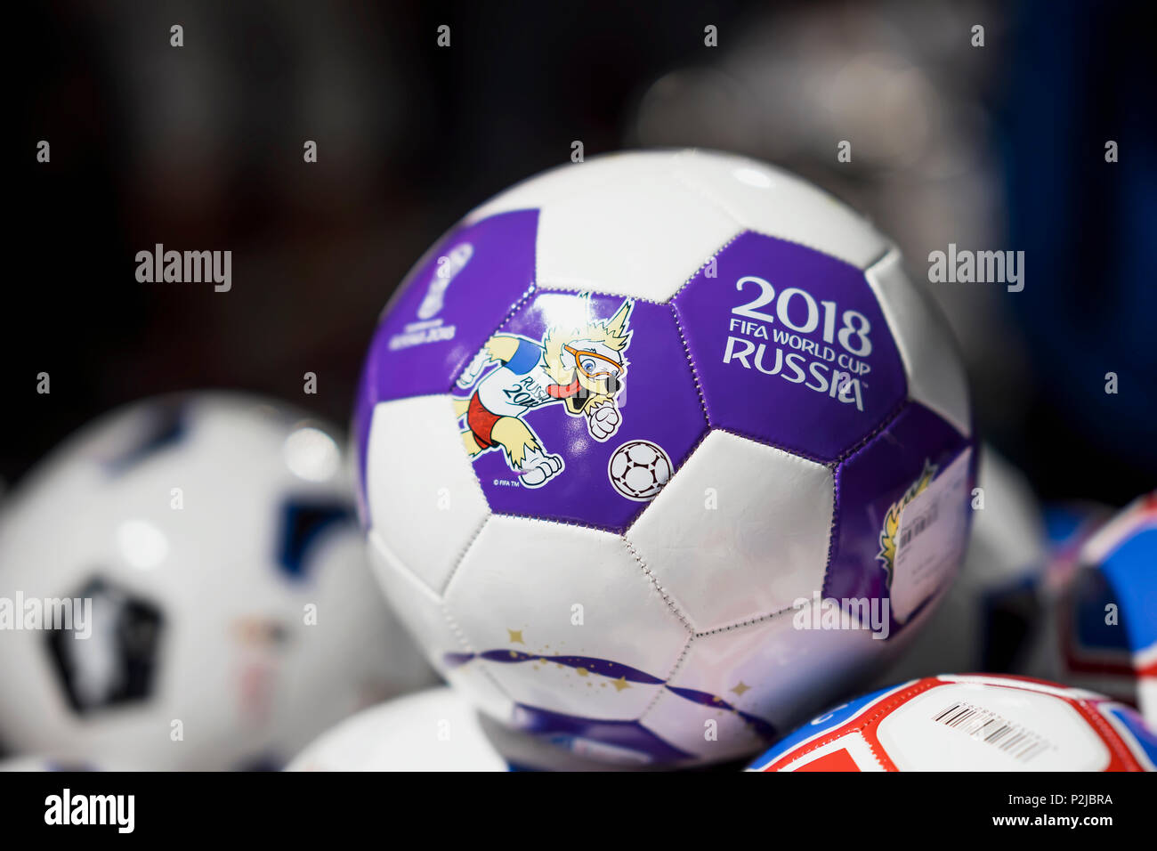 Mosca, Russia - giugno, 14, 2018: pallone da calcio con il logo della Coppa del Mondo FIFA 2018, FIFA Fan Fest nella gazzetta mundial souvenir shop, attrezzature sportive Foto Stock