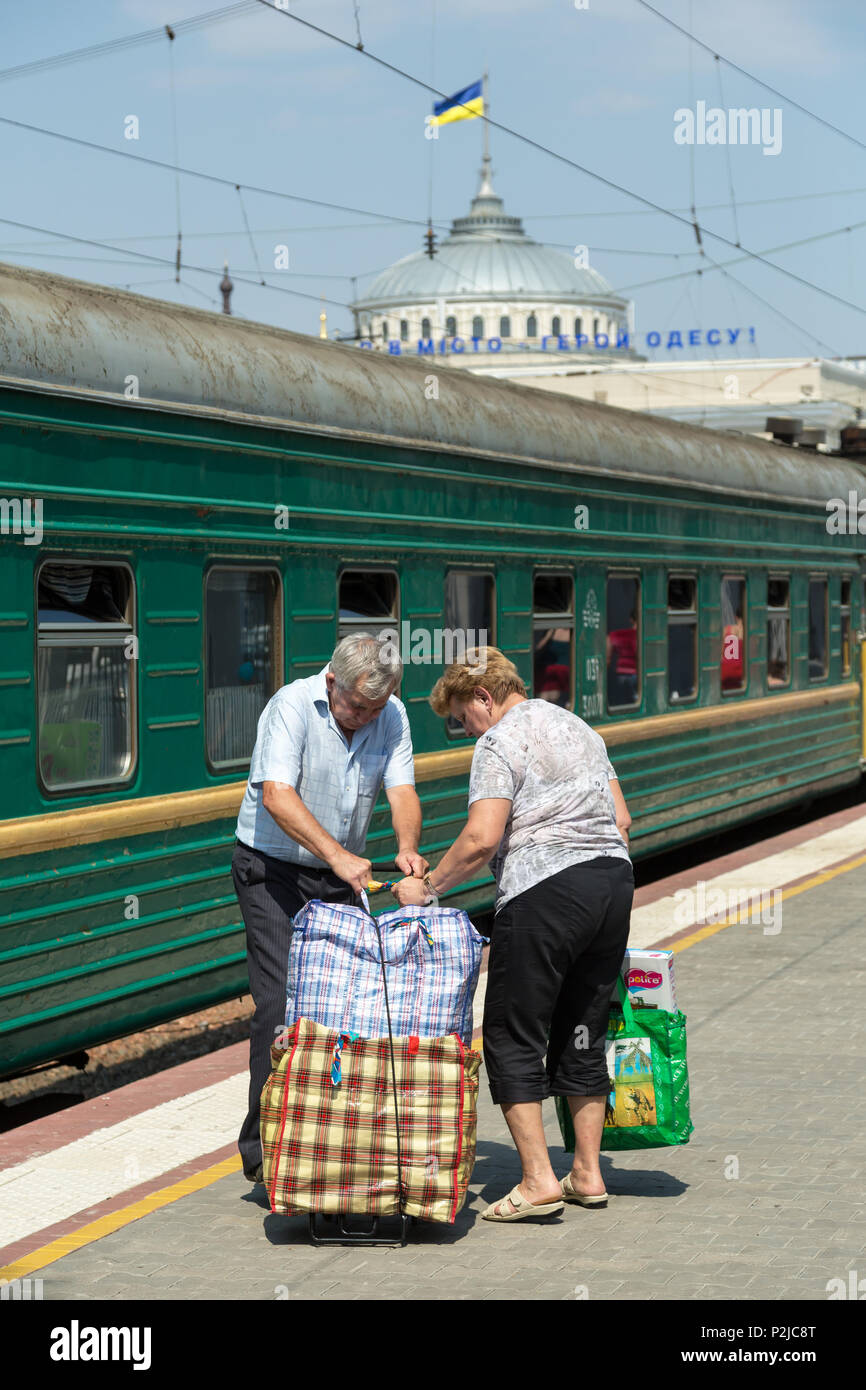 Odessa, Ucraina, i passeggeri in arrivo a Odessa Stazione Centrale Foto Stock