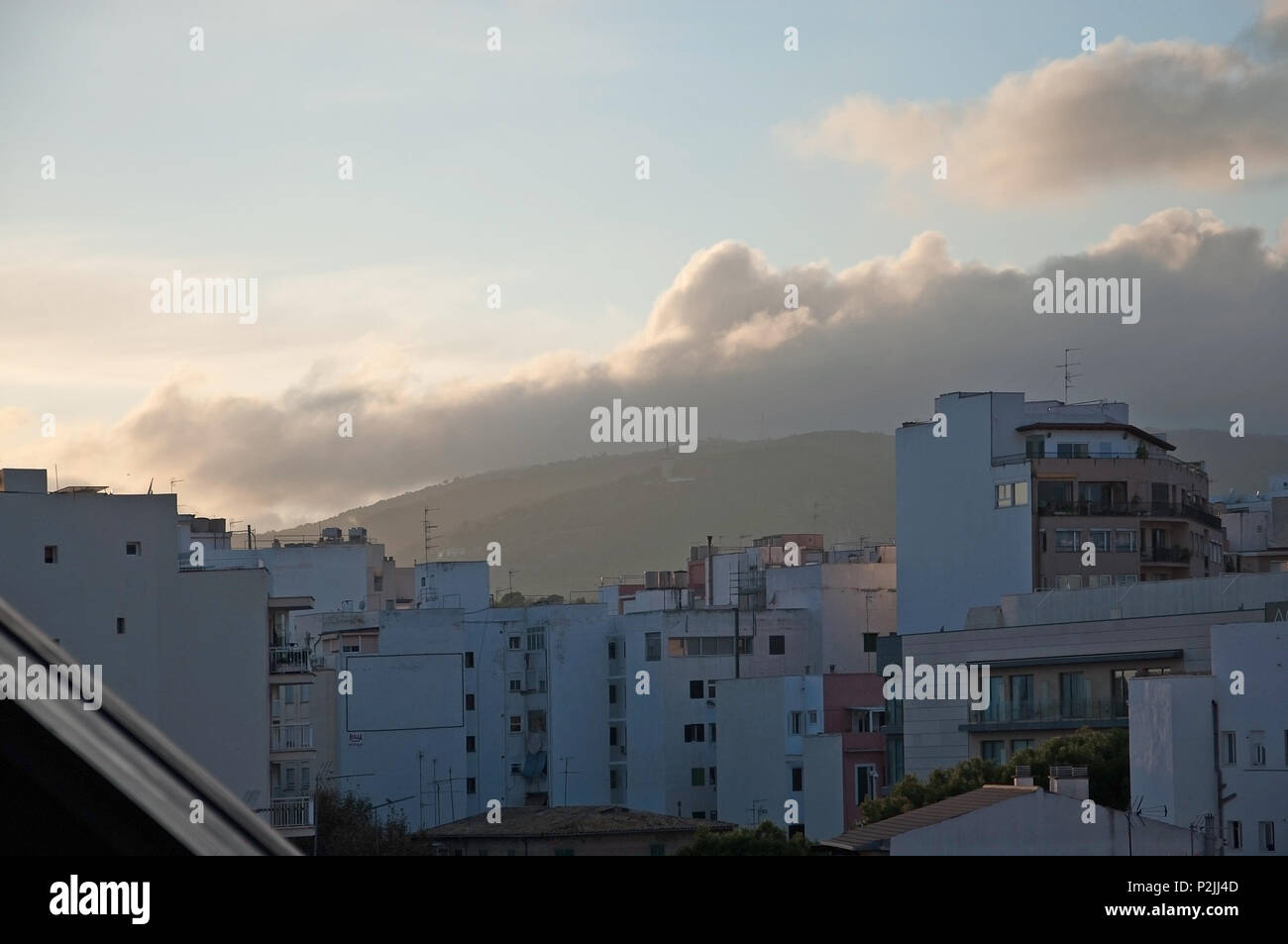 PALMA DE MALLORCA, Spagna - 15 novembre 2011: Tetto vista verso la montagna di Santa Catalina a Novembre 15, 2011 in Palma de Mallorca, Spagna Foto Stock