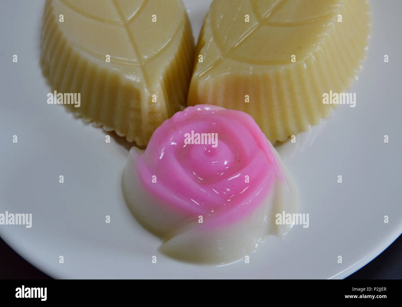 Rosa rosa gelatina di cocco sul piatto Foto Stock