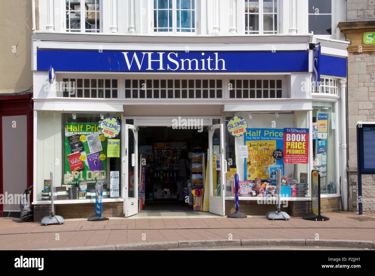 Negozio WHSmith: informare, un rivenditore inglese vendita libri e articoli di cartoleria, riviste, quotidiani e dolciumi, in Teignmouth, South Devon Foto Stock