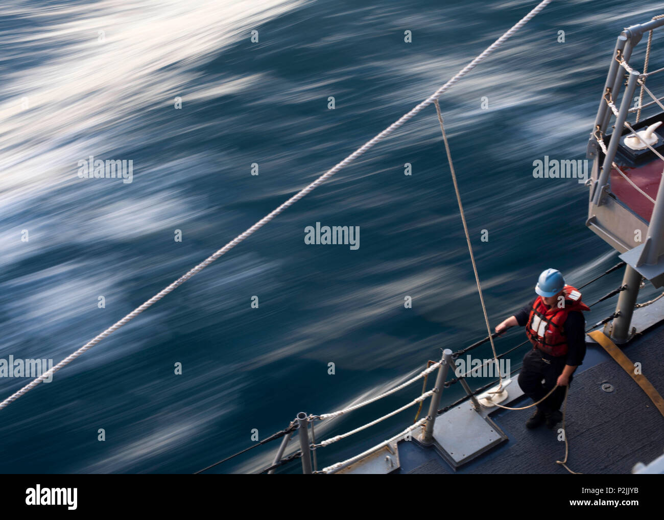 160929-N-VK873-115 OCEANO ATLANTICO (sett. 29, 2016) Seaman Robert Galgano mans coperta della imbarcazione durante le operazioni in barca sul guidato-missili cruiser USS la cittadella di Hue (CG 66). La cittadella di Hue è di condurre la formazione di routine e le operazioni di preparazione di un imminente implementazione con il George H.W. Bush Strike gruppo. (U.S. Navy foto di Sottufficiali di terza classe Kayla re/rilasciato) Foto Stock