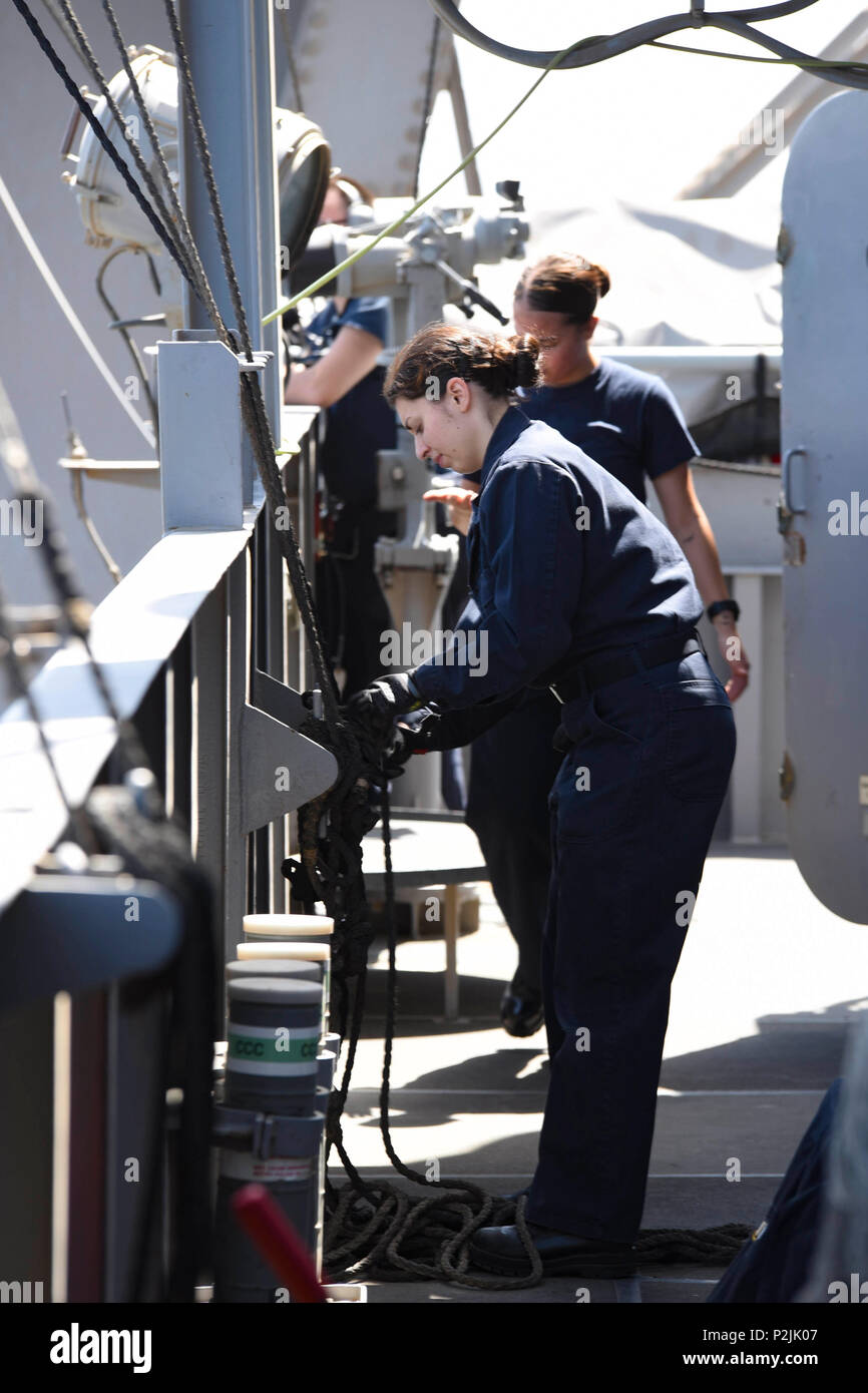 160930-N-IE397-116 GOLFO ARABICO (sett. 30, 2016) Petty Officer di terza classe Dusang Angelle, da New Orleans, legami verso il basso una linea a bordo della portaerei USS Dwight D. Eisenhower CVN (69) (IKE) dopo alaggio fino a Romeo bandiera durante il rifornimento in mare le operazioni con il combattimento veloce nave appoggio USNS Arctic (T-AOE 8). Dusang serve a bordo della negoziazione IKE come intendente e aiuta a navigare la nave. Ike e la sua portante Strike gruppo vengono distribuiti a supporto di funzionamento inerenti risolvere, le operazioni di sicurezza marittima e di teatro la cooperazione in materia di sicurezza gli sforzi negli Stati Uniti Quinta Flotta area di operazioni. (U.S Foto Stock
