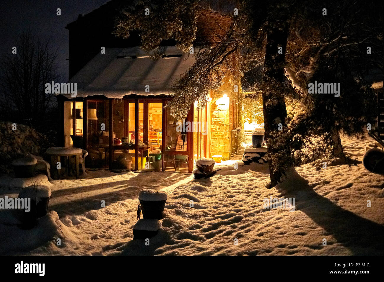 Molto sgranata e evocotive immagine della piccola azienda cottage in neve. A 900ft in Nidderdale, North Yorkshire. Foto Stock