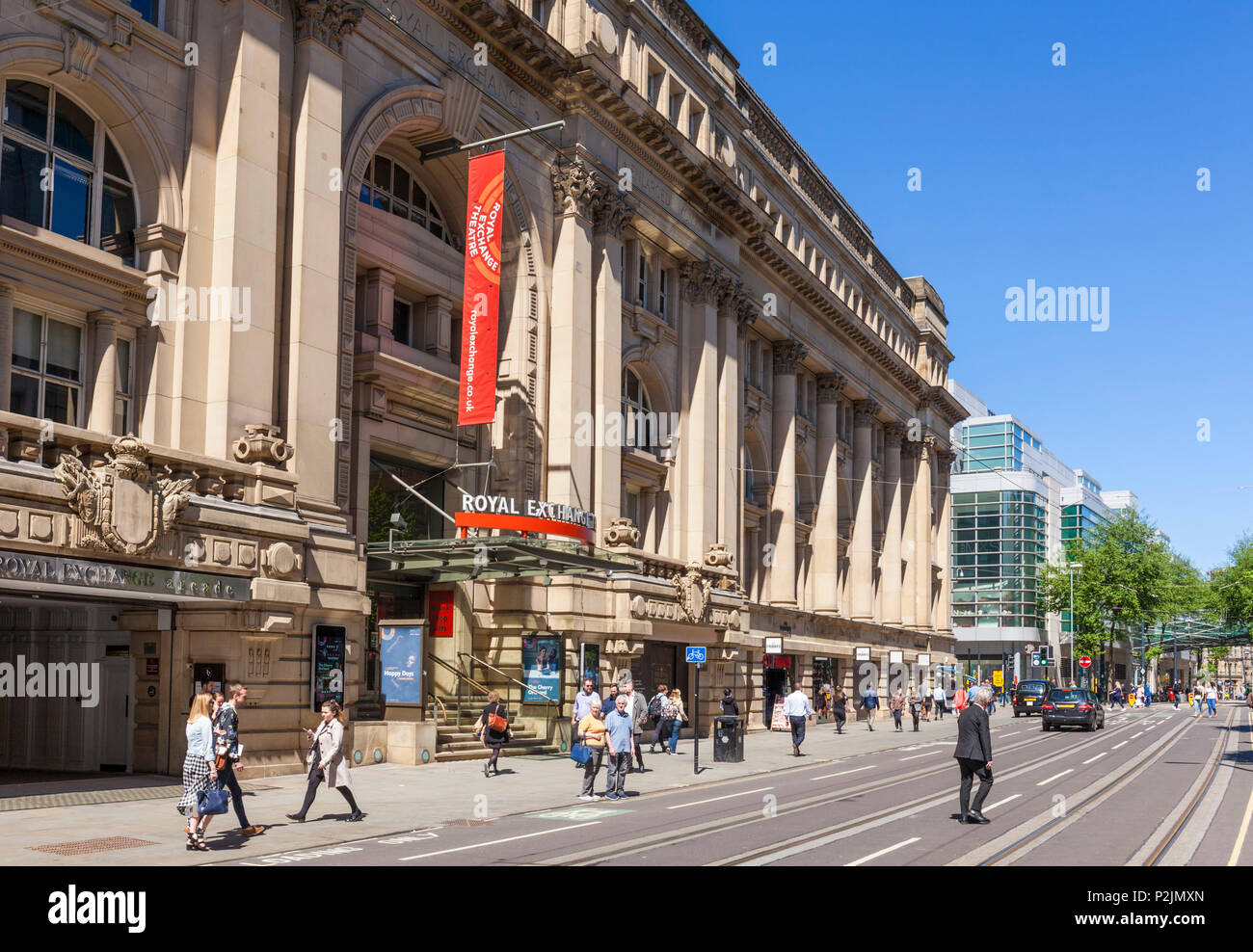 Inghilterra Manchester Inghilterra Greater Manchester City Centre Royal Exchange Theatre e Royal Exchange arcade cross street Manchester City Centre Regno Unito Foto Stock