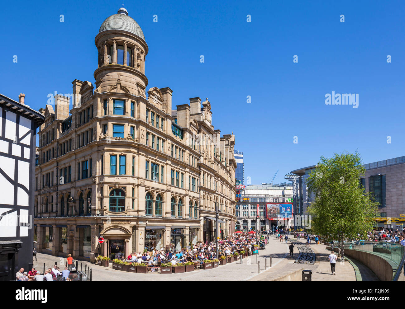 Inghilterra Manchester Inghilterra Greater Manchester centro città centro città persone gustando pasti fuori in Exchange square Manchester City Centre Regno Unito Foto Stock