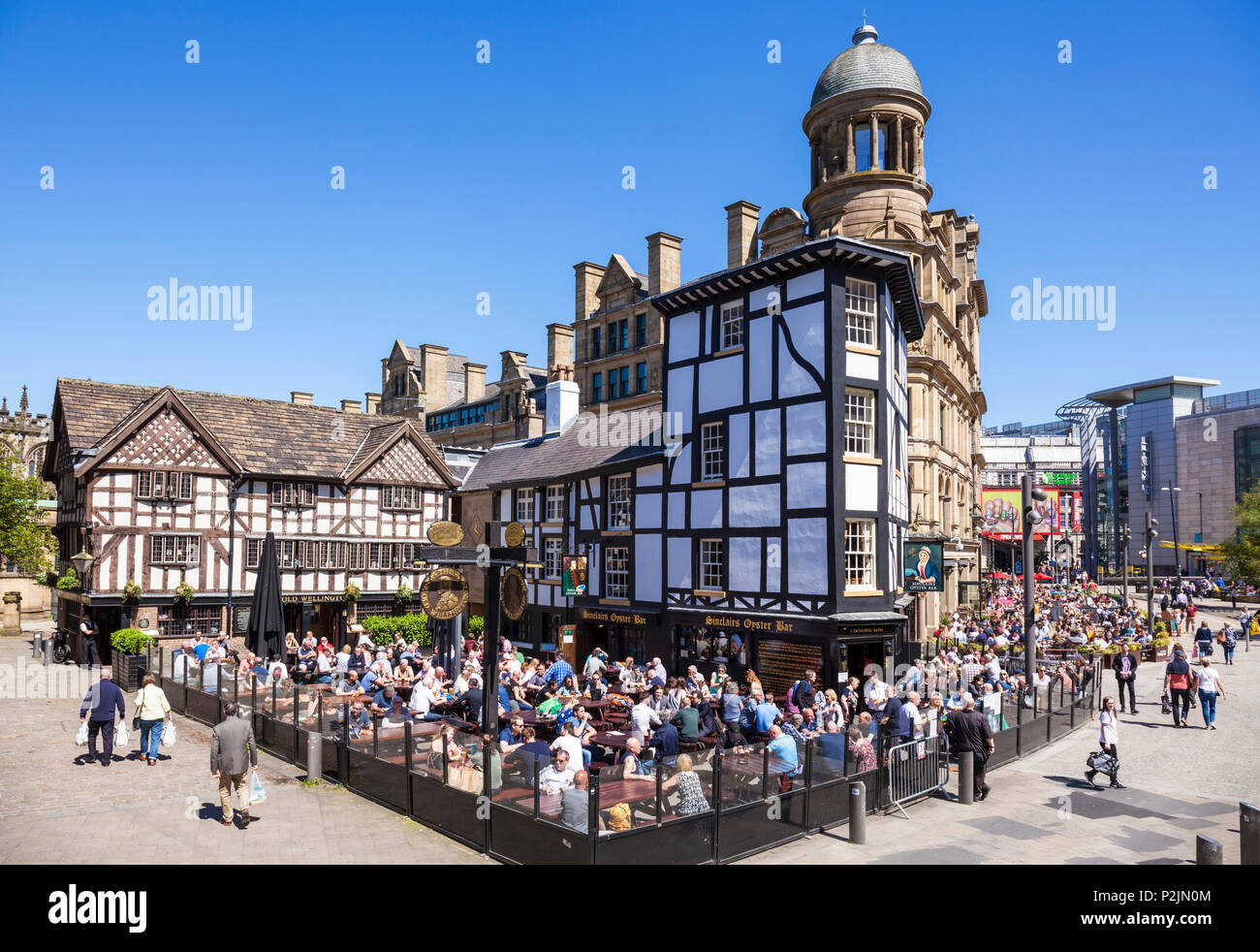 Affollata del Sinclair Oyster Bar e il vecchio Wellington public house Cathedral Gates il centro città di Manchester Inghilterra UK GB EU Europe Foto Stock
