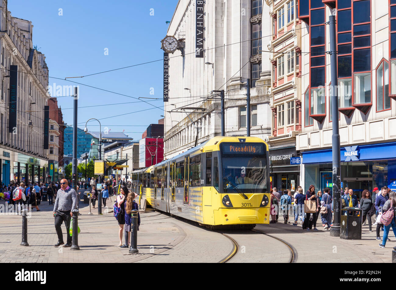 Inghilterra Manchester Inghilterra Greater Manchester City Centre city centre manchester tram su Market street vicino a Piccadilly gardens Manchester Regno Unito Foto Stock