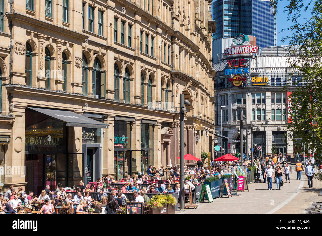 Inghilterra Manchester Inghilterra Greater Manchester centro città centro città persone gustando pasti fuori in Exchange square Manchester City Centre Regno Unito Foto Stock