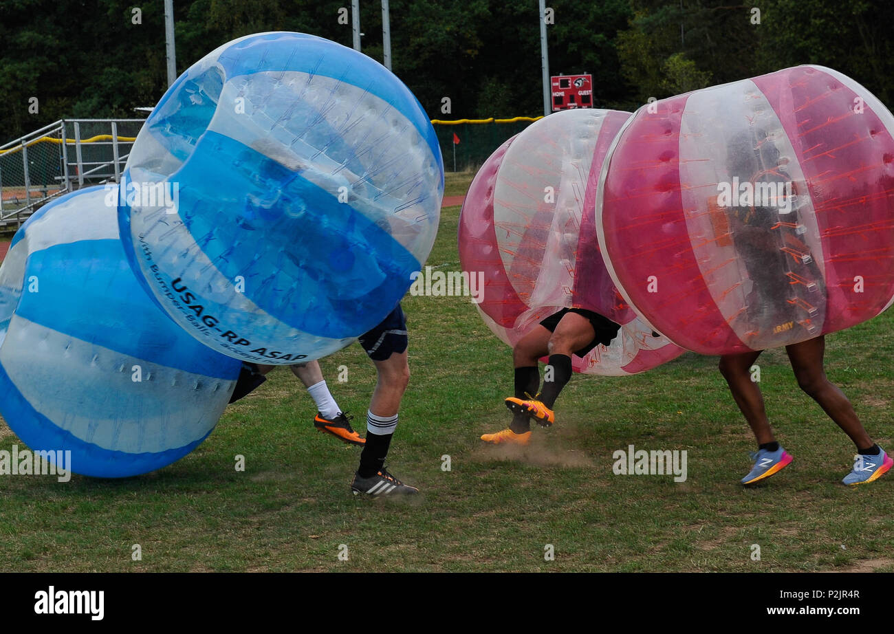 Aviatori e soldati si sono impegnati in una partita di calcio bolla all'evento di calcio d'inizio della campagna federale combinata all'estero presso la base aerea di Ramstein, in Germania, il 30 settembre 2016. La campagna supporta le organizzazioni private e no profit nel raggiungimento di obiettivi filantropici fornendo strategie per la diversificazione delle entrate, il coinvolgimento dei dipendenti, la responsabilità sociale delle imprese e programmi di beneficenza personalizzati, promuovendo al contempo la consapevolezza e il coinvolgimento dei volontari. Foto Stock