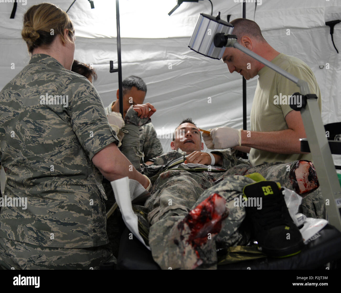 Avieri dal 86º Gruppo medico di condurre una chirurgia simulata durante l'esercizio Maroon Surge su Ramstein Air Base, Germania, 9 giugno 2018. Una volta che i pazienti sono trattati a EMEDS, sono pronto a partire per un istituto di medicina aeronautica evacuazione. (U.S. Air Force foto di Airman 1. Classe Ariel Leighty) Foto Stock