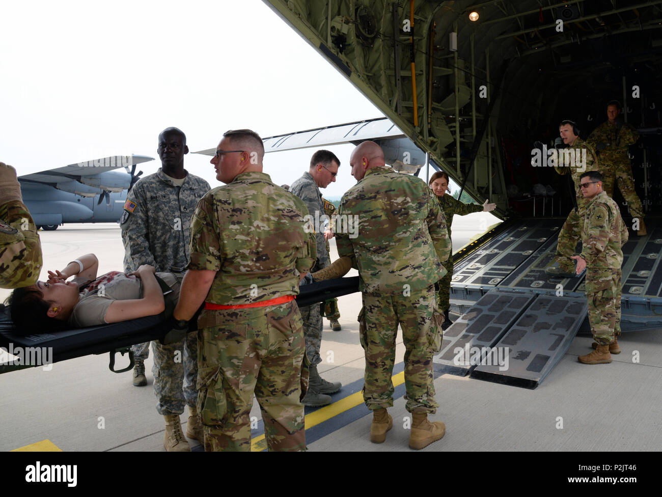 Stati Uniti Air Force, U.S. Esercito Croato e il personale medico a caricare un paziente su un C130J Super Hercules aeromobile durante la fase di esercizio Maroon Surge su Ramstein Air Base, Germania, 9 giugno 2018. Il personale medico a trasferire i pazienti dal specialmente attrezzati bus medica per gli aeromobili che devono essere trasportate per ulteriore trattamento. (U.S. Air Force foto di Airman 1. Classe Ariel Leighty) Foto Stock
