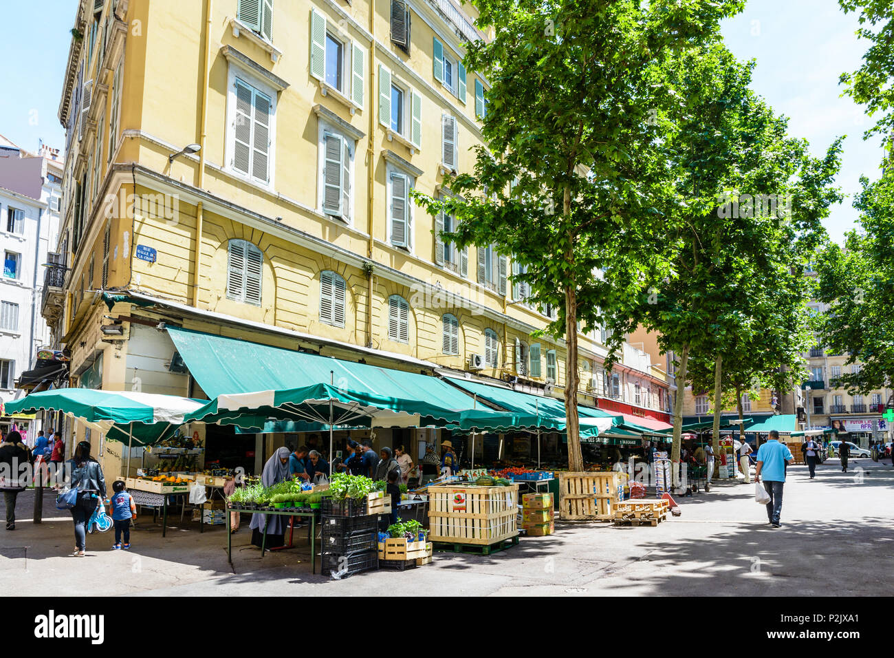 Mercato di frutta e verdura in Halle Delacroix street, una piazza dove era precedentemente eretto il mercato del pesce, nel cuore di Noailles quartiere popolare. Foto Stock