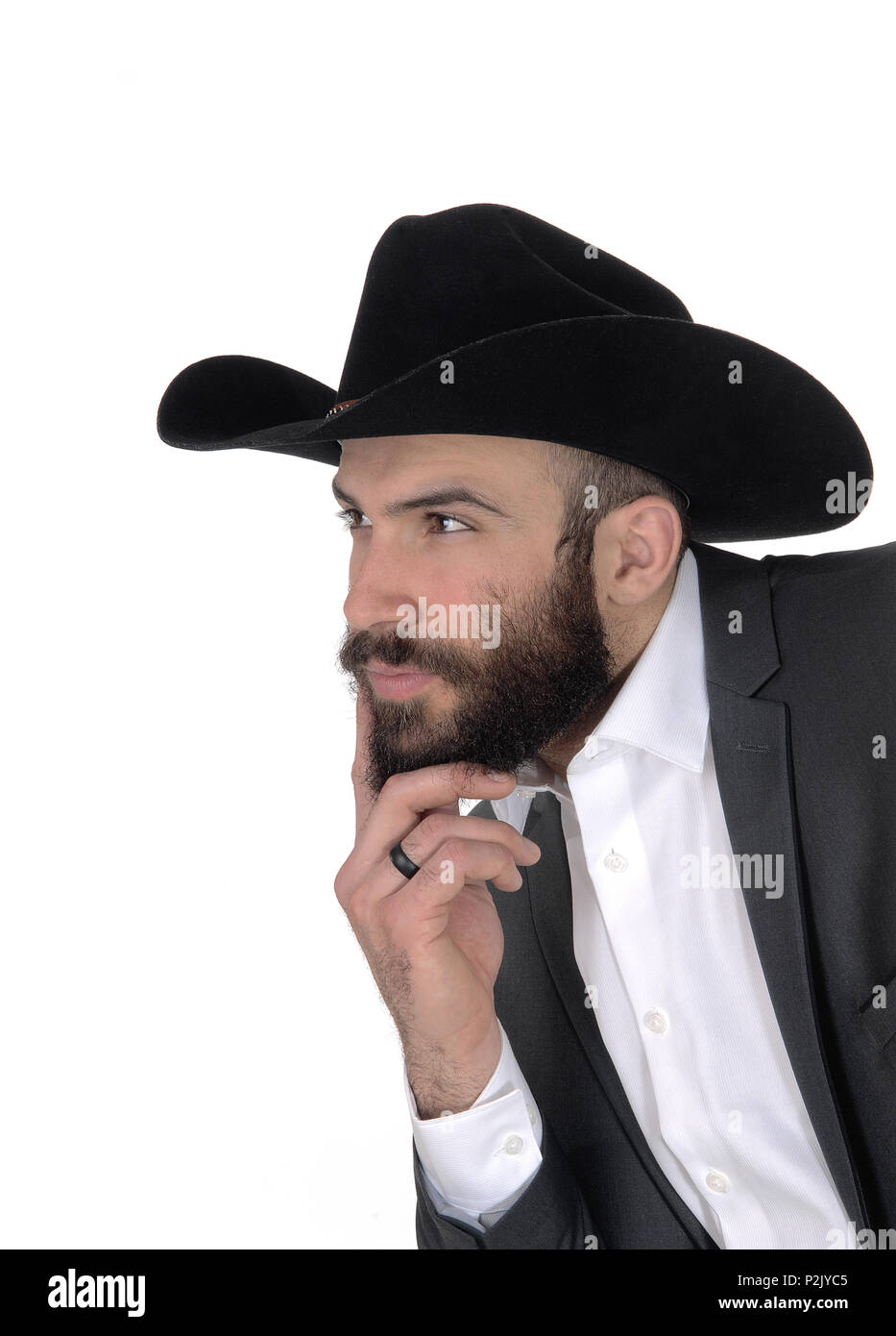 Una chiusura immagine ritratto di un uomo bello in un vestito e un cappello da cowboy con la barba e baffi, isolato per sfondo bianco Foto Stock