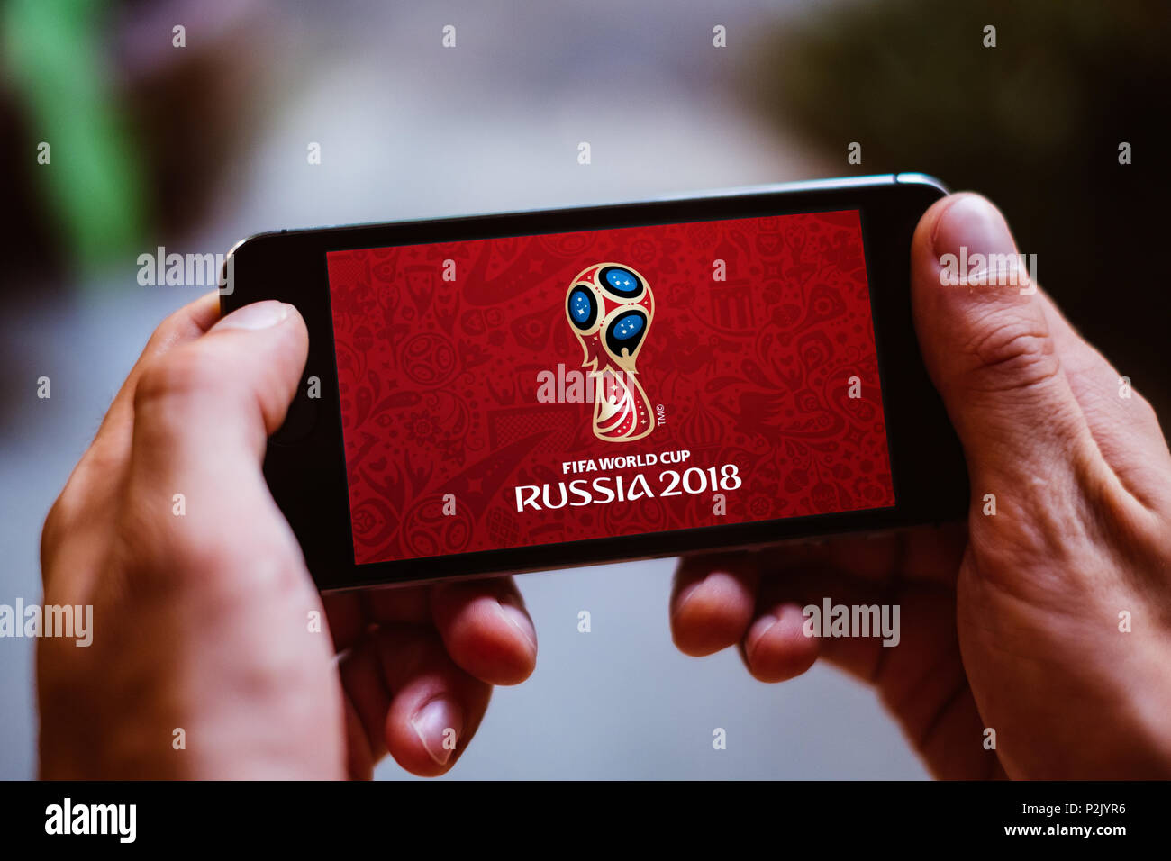 Primo piano della schermata dello smartphone con la Coppa del Mondo di Calcio 2018 LOGO in Russia Foto Stock