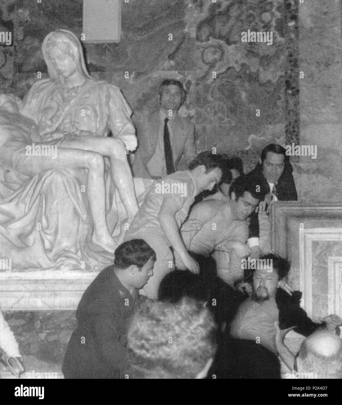 . Inglese: annullare i danni. Città del Vaticano: Gli astanti trascinare Laszlo Toth, (destra) lontano da Michelangelo la statua della Pietà in San Pietro dopo che aveva rotto con un martello può 21st. Vaticano esperti ha detto il 22 maggio ritengono di essere in grado di ripristinare la statua di un esatto somiglianza della sua condizione originale. Questa foto è stata rilasciata dal Vaticano il Maggio 23rd. 21 maggio 1972. 47 sconosciuto Laszlo Toth 1972 Foto Stock