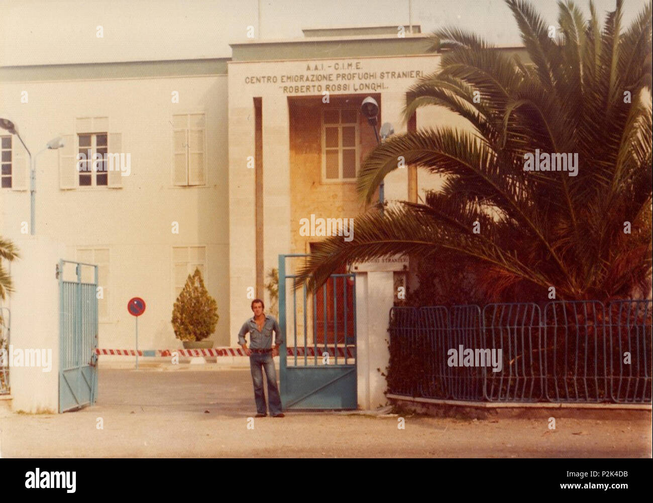 . Inglese: Latina Campo Profughi di ingresso (1975) . 1975. László Deres 47 Latina Campo Profughi di ingresso (1975) Foto Stock