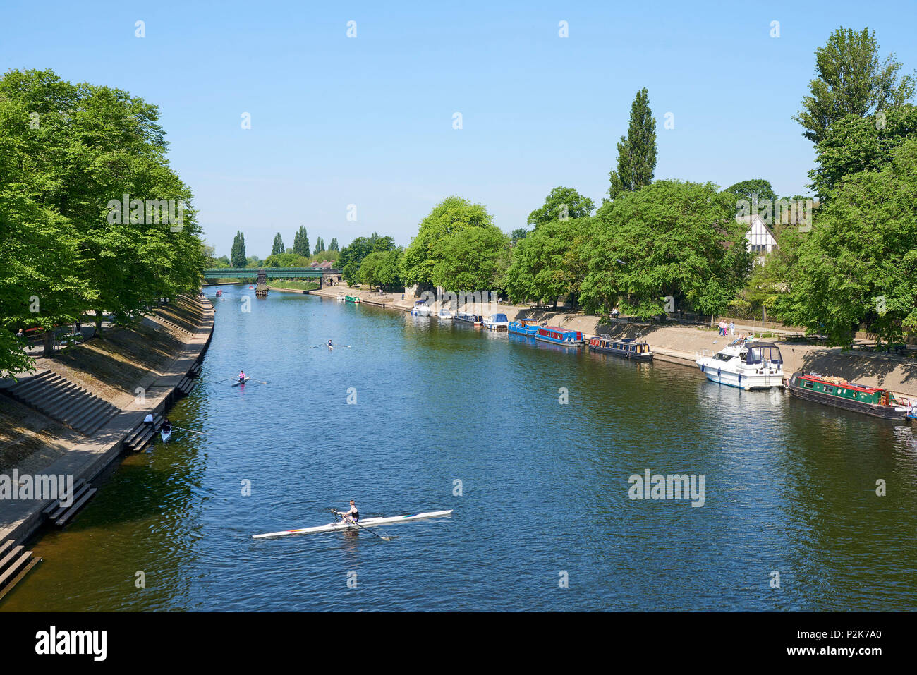 Canoeist sul fiume Ouse, in una giornata di sole in York, nell'Inghilterra del Nord, Regno Unito Foto Stock