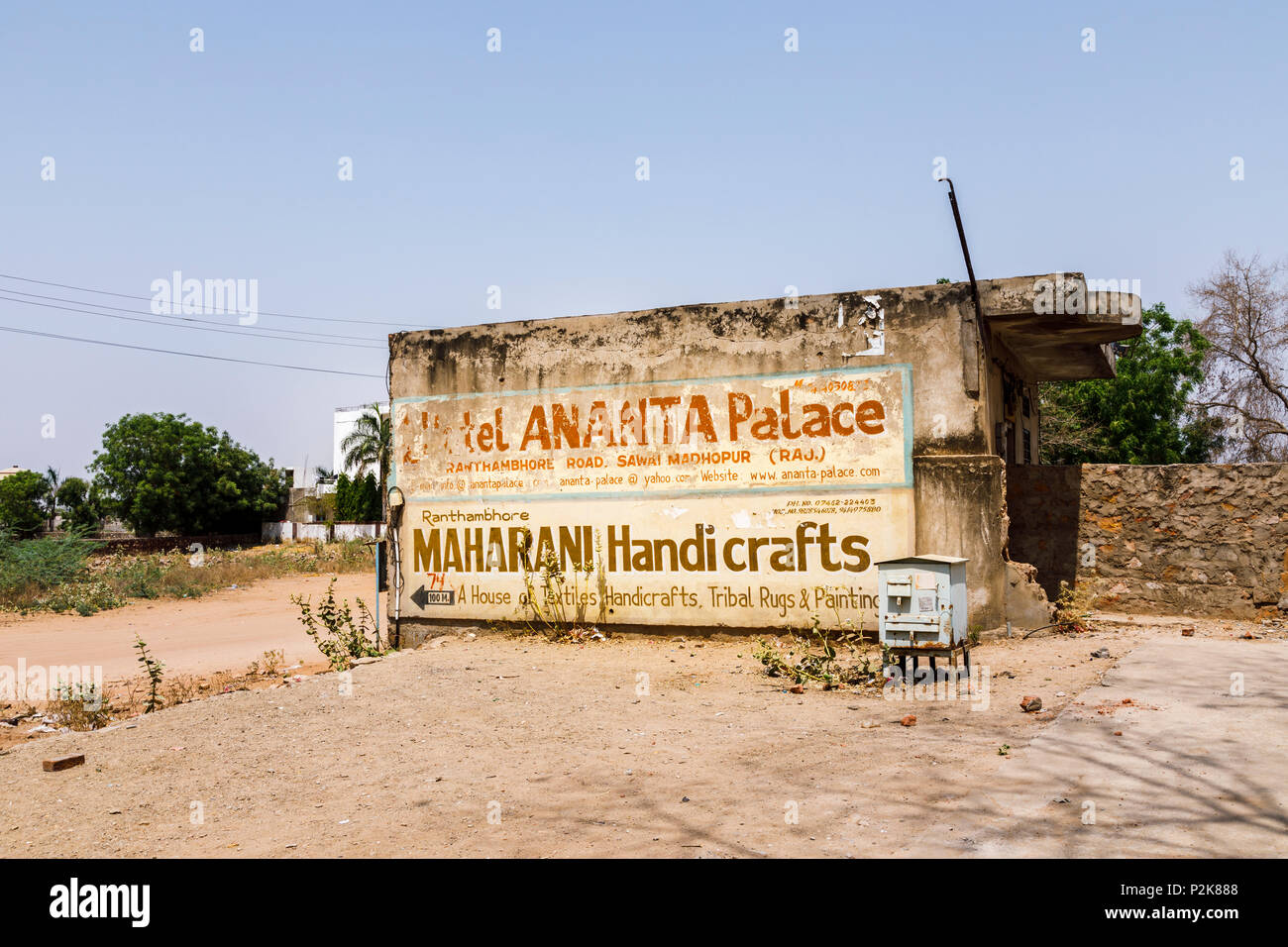 Cartello stradale pubblicità il Maharani artigianato per prodotti tessili e tappeti tribali e dipinti, Sawai Madhopur città vicino al Parco nazionale di Ranthambore, Rajasthan Foto Stock