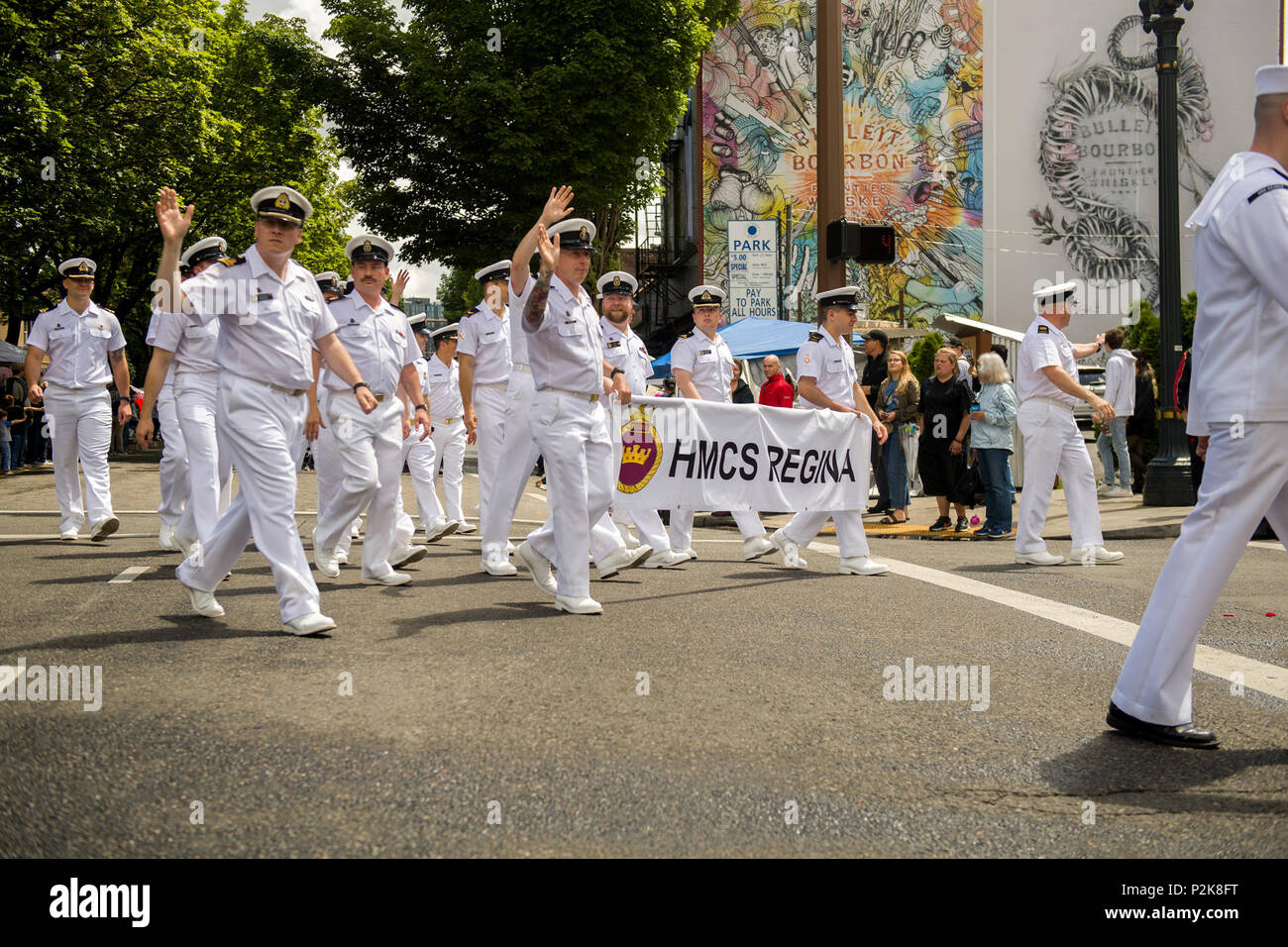 La HMCS Regina (FFH 334) è una fregata classe Halifax della Royal Canadian Navy commissionata nel 1993 e con sede a Esquimalt, Columbia Britannica. L'immagine d'archivio documenta i marinai della fregata che marciano su West Burnside Street durante la Grand Floral Parade al Rose Festival Fleet Week a Portland, Oregon, il 9 giugno 2018, rappresentando la partecipazione al servizio marittimo canadese. Foto Stock