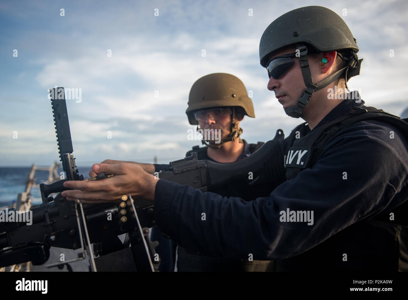 161001-N-NT265-169 Mare delle Filippine (ott. 1, 2016) Petty Officer di terza classe Maverik Timberlake, assegnato all'distribuita Arleigh Burke-class guidato-missile destroyer USS McCampbell (DDG 85) carichi di un M240 mitragliatrice durante un live-fire esercitazione. McCampbell è di pattuglia con un Carrier Strike gruppo cinque (CSG 5) nel Mare delle Filippine il supporto di sicurezza e stabilità nella Indo-Asia-regione del Pacifico. (U.S. Navy foto di Sottufficiali di seconda classe Senyk cristiana/rilasciato) Foto Stock