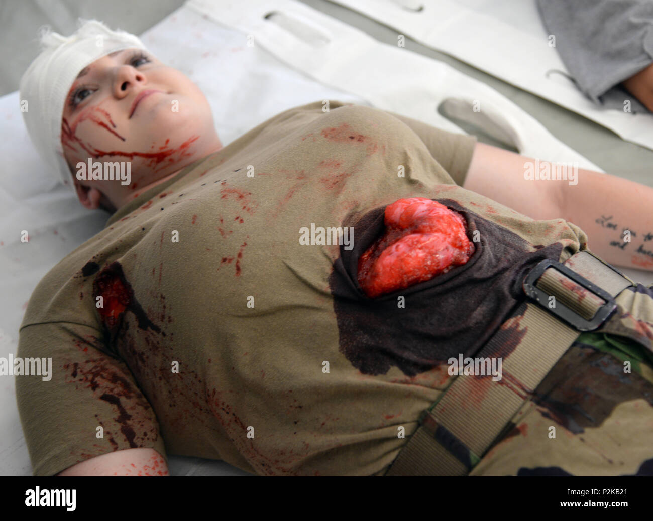 Maroon Surge è un 86MDG di evacuazione e di esercizio della cura di condurre la formazione congiunta. (U.S. Air Force foto di Airman 1. Classe Ariel Leighty) Foto Stock