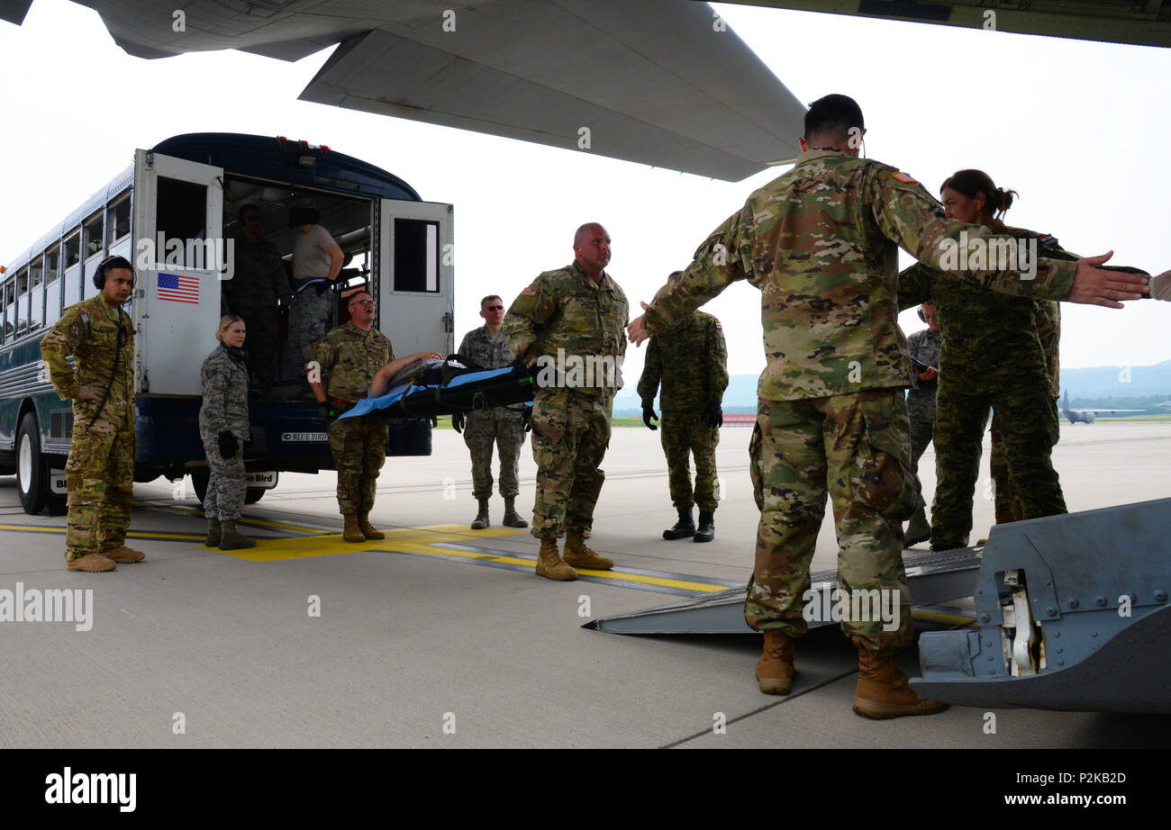 Stati Uniti Air Force, U.S. Esercito Croato e il personale medico a caricare un paziente su un C130J Super Hercules aeromobile durante la fase di esercizio Maroon Surge su Ramstein Air Base, Germania, 9 giugno 2018. Il personale medico a trasferire i pazienti dal specialmente attrezzati bus medica per gli aeromobili che devono essere trasportate per ulteriore trattamento. (U.S. Air Force foto di Airman 1. Classe Ariel Leighty) Foto Stock
