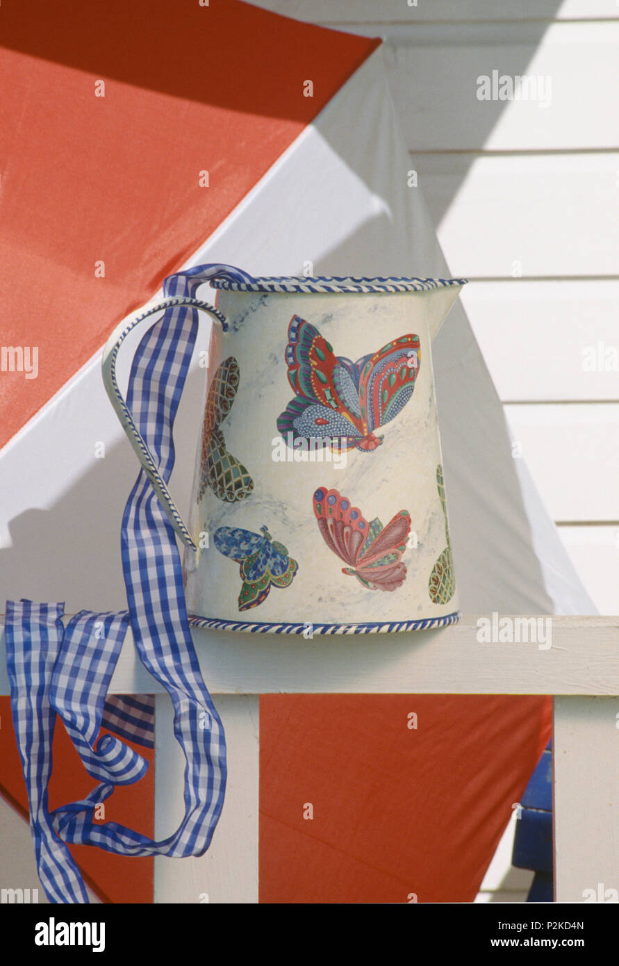 Still-Life di butterfly decoupaged brocca legata con blue ribbon gingham Foto Stock