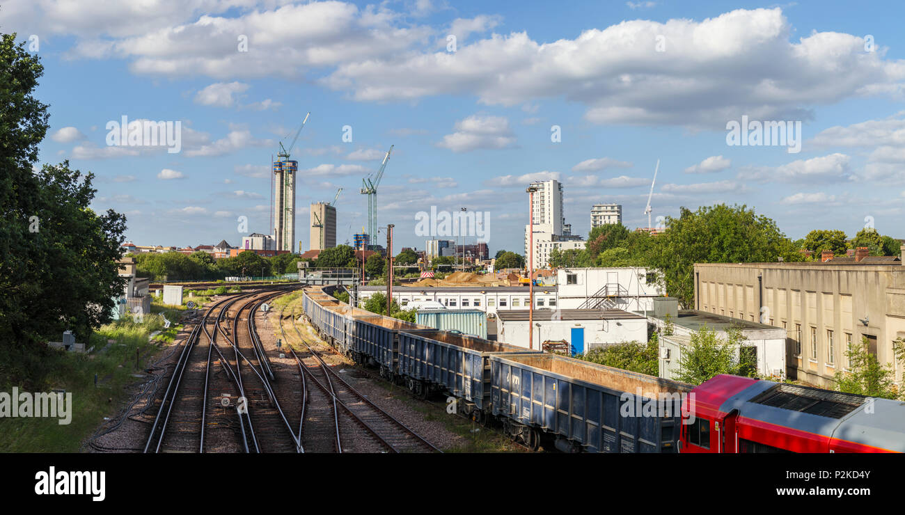 La modifica sullo skyline di Woking, Surrey: binari ferroviari portano alla gru a torre e le anime del nuovo alto luogo Victoria Square centro progetto di riqualificazione Foto Stock