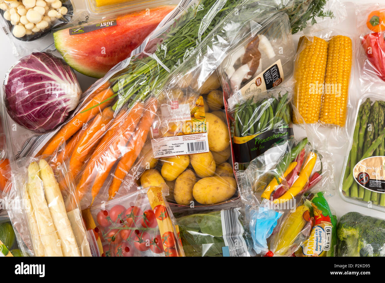 Il cibo fresco, verdure, frutta, ciascuno singolarmente confezionati in plastica tutto il cibo è disponibile nello stesso supermercato anche senza trasporto in plastica Foto Stock