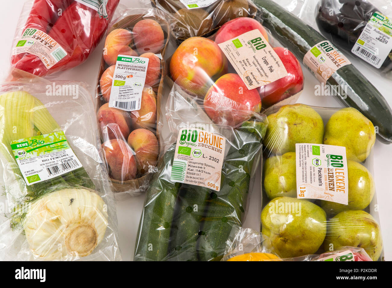 Il cibo fresco, cibo organico, ortaggi, frutta, ciascuno singolarmente confezionati in plastica tutto il cibo è disponibile nello stesso supermercato anche wi Foto Stock