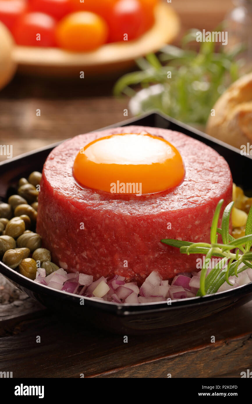 Bistecca di manzo tatare con uovo, la cipolla, il cetriolo e capperi Foto Stock