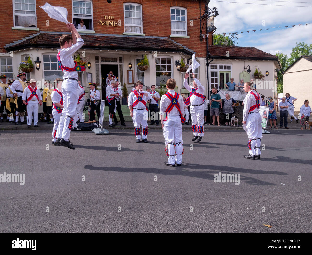 Ballerini di Morris Dance al di fuori della vigna casa pubblica in grande Bardfield Essex. Morris Dance è un antico parte del folklore britannico. Foto Stock