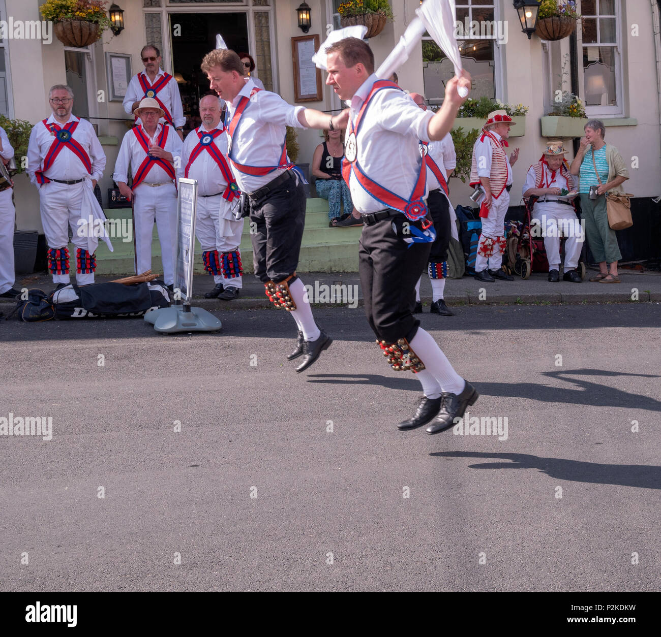 Ballerini di Morris Dance al di fuori della vigna casa pubblica in grande Bardfield Essex. Morris Dance è un antico parte del folklore britannico. Foto Stock