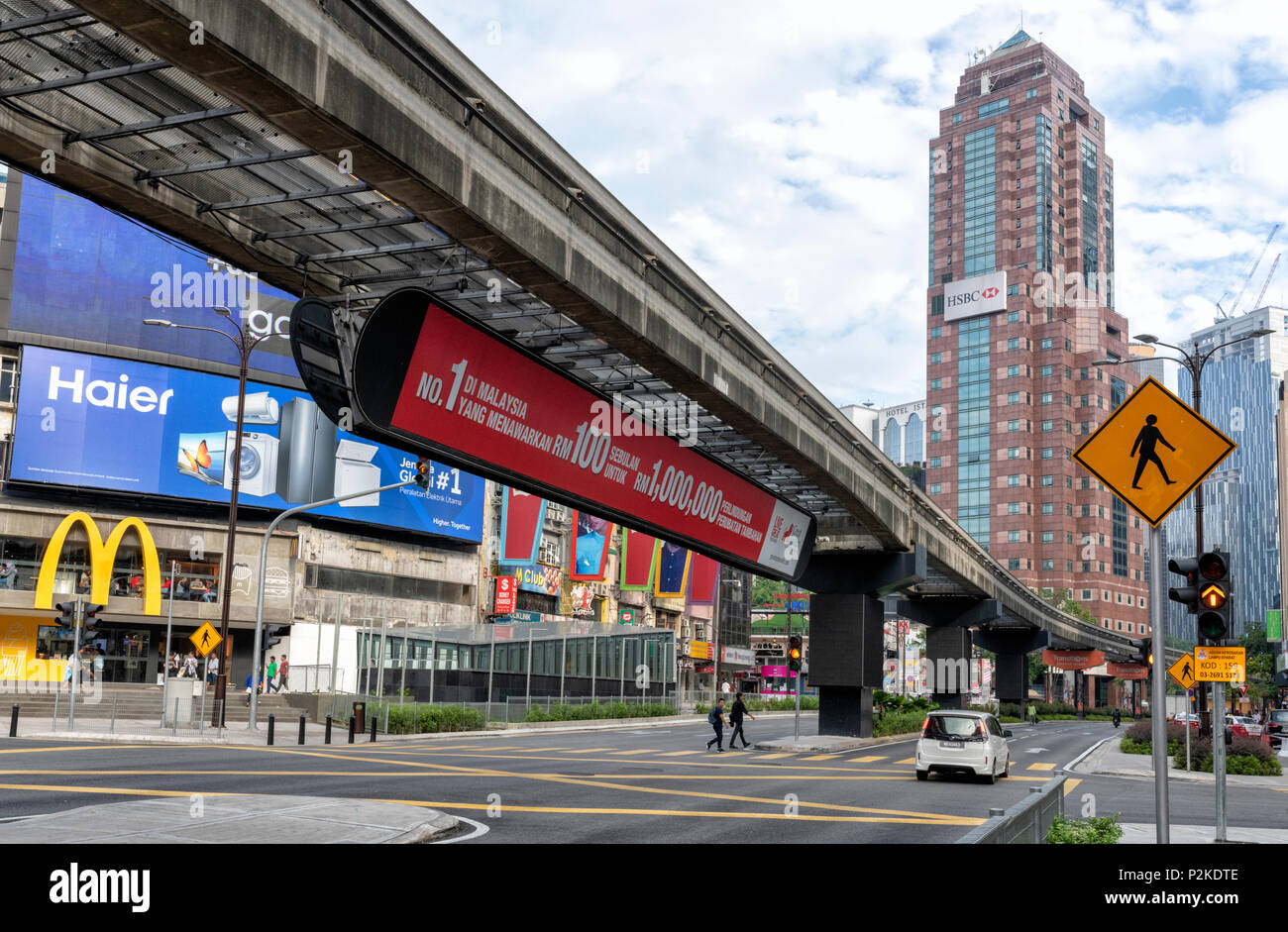 Una Monorotaia via passa al di sopra di una strada principale nel centro di Kuala Lumpur in Malesia Foto Stock