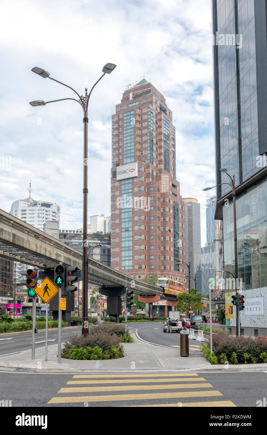Una Monorotaia via passa al di sopra di una strada principale nel centro di Kuala Lumpur in Malesia Foto Stock