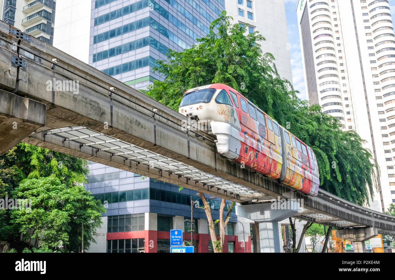 Una Monorotaia auto passa al di sopra di una strada principale nel centro di Kuala Lumpur in Malesia Foto Stock